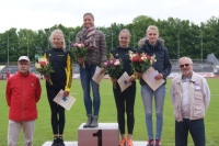 Im vergangenen Jahr wurden geehrt, v.l. Judith Wessling, Ruth Sophia Spelmeyer, Lea Meyer und Ines Triphaus. Li. Kreisvorsitzender Ekkart Schmid, re. Bezirksvorsitzender Wolfgang Budde