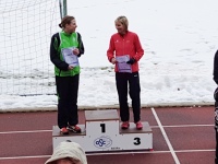 Siegerehrung Mittelstrecke Frauen. Die Vizemeisterin Michelle Kipp vom VfL Oldenburg und die 3. Anja Bitter von SC Melle 03 machten Gute Miene zum fehlen der anwesenden Meisterin Lea Meyer, VfL Löningen