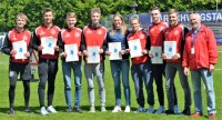 Gruppenbild der geehrten Sportlerin und Sportler 2019. Von li. Adran Düring, Felix Hasselmann, Linus Vennemann, Andre Rohling (alle LG Osnabrück), Lale Eden Heidmühler FC, Nils Huthakangas, Finn Stuckenberg, Fabian Dammermann (alle LG Osnabrück). Re. Bezirksvorsitzender Wolfgang Budde.