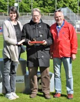 Nach der Verleihung des Ehrenpreises für 2019. In der Bildmitte Fritz Hoppe vom Tus BW Lohne, links die Gattin des verstorbenen Namensgebers, Hilde Knoop, rechts Bezirksvorsitzender Wolfgang Budde.